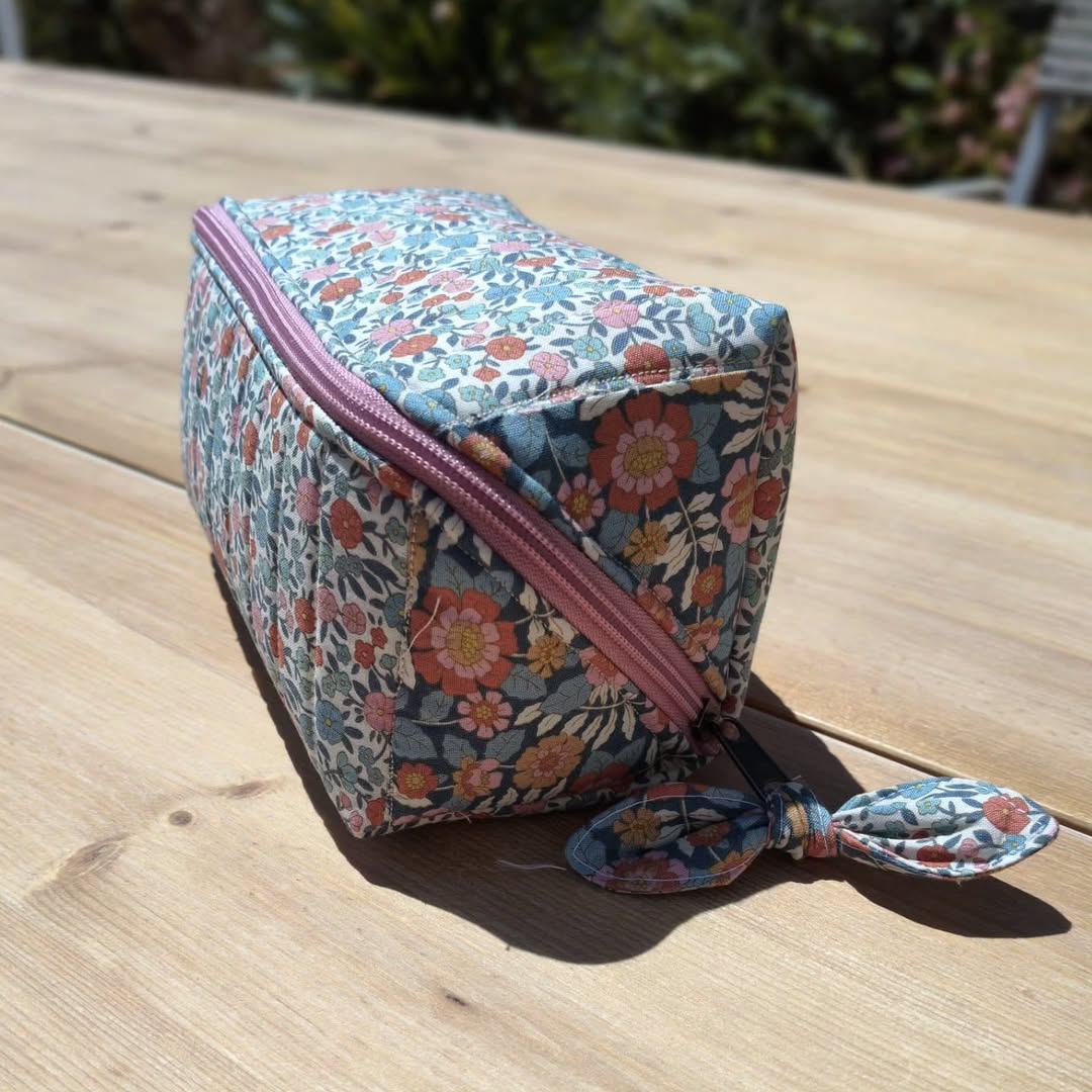 Neceser de patchwork acolchado con telas florales de Tilda y cremallera rosa