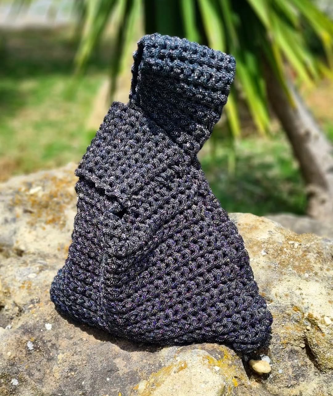 Bolso de nudo japonés tejido a mano con hilo negro brillante