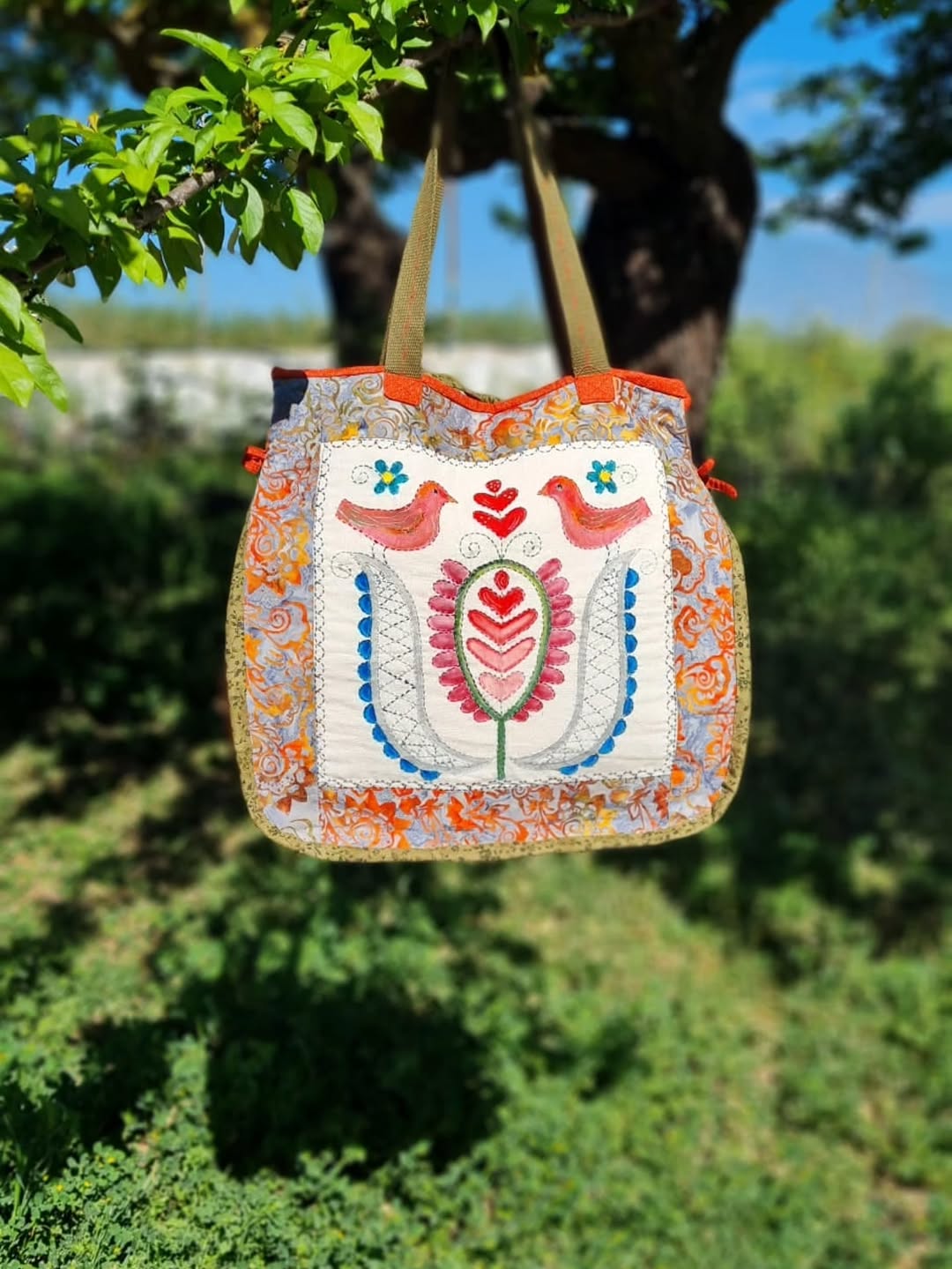 Bolso tote de patchwork con pájaros y tulipán pintados a mano estilo folk