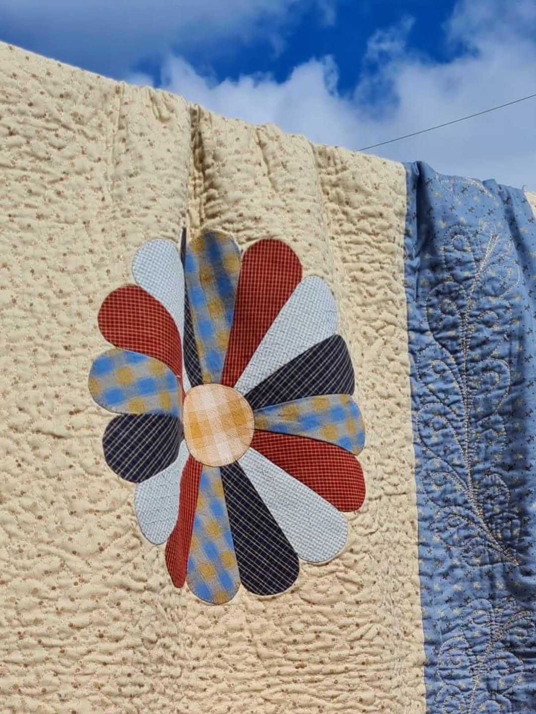 Colcha de patchwork con flor Dresden tendida al sol