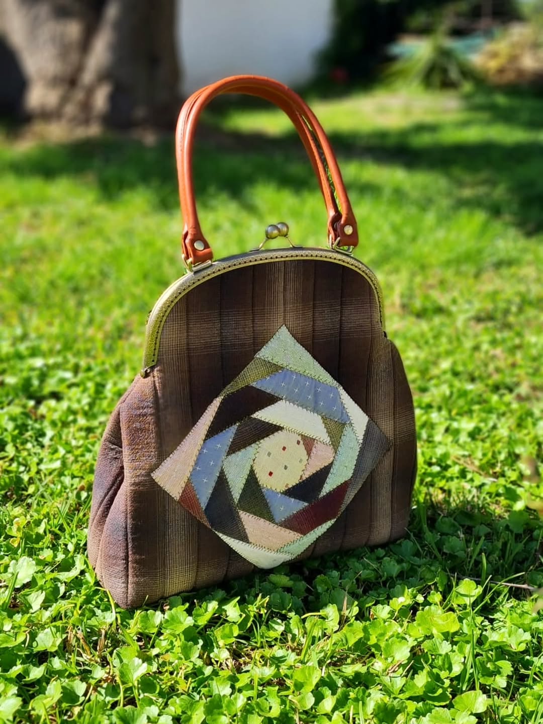 Bolso clásico de boquilla con bloque de patchwork en espiral y asas de cuero
