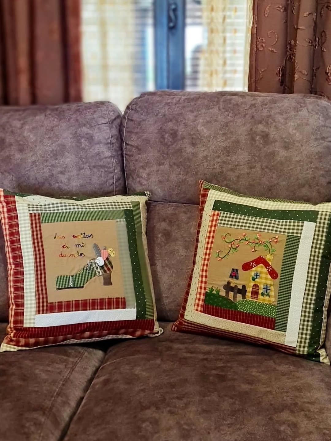 Dos cojines de patchwork estilo log cabin con bota y casita bordadas a mano