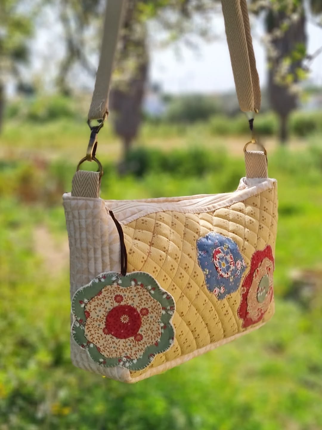 Bandolera acolchada amarilla con flores de tela aplicadas y bandolera de espiga