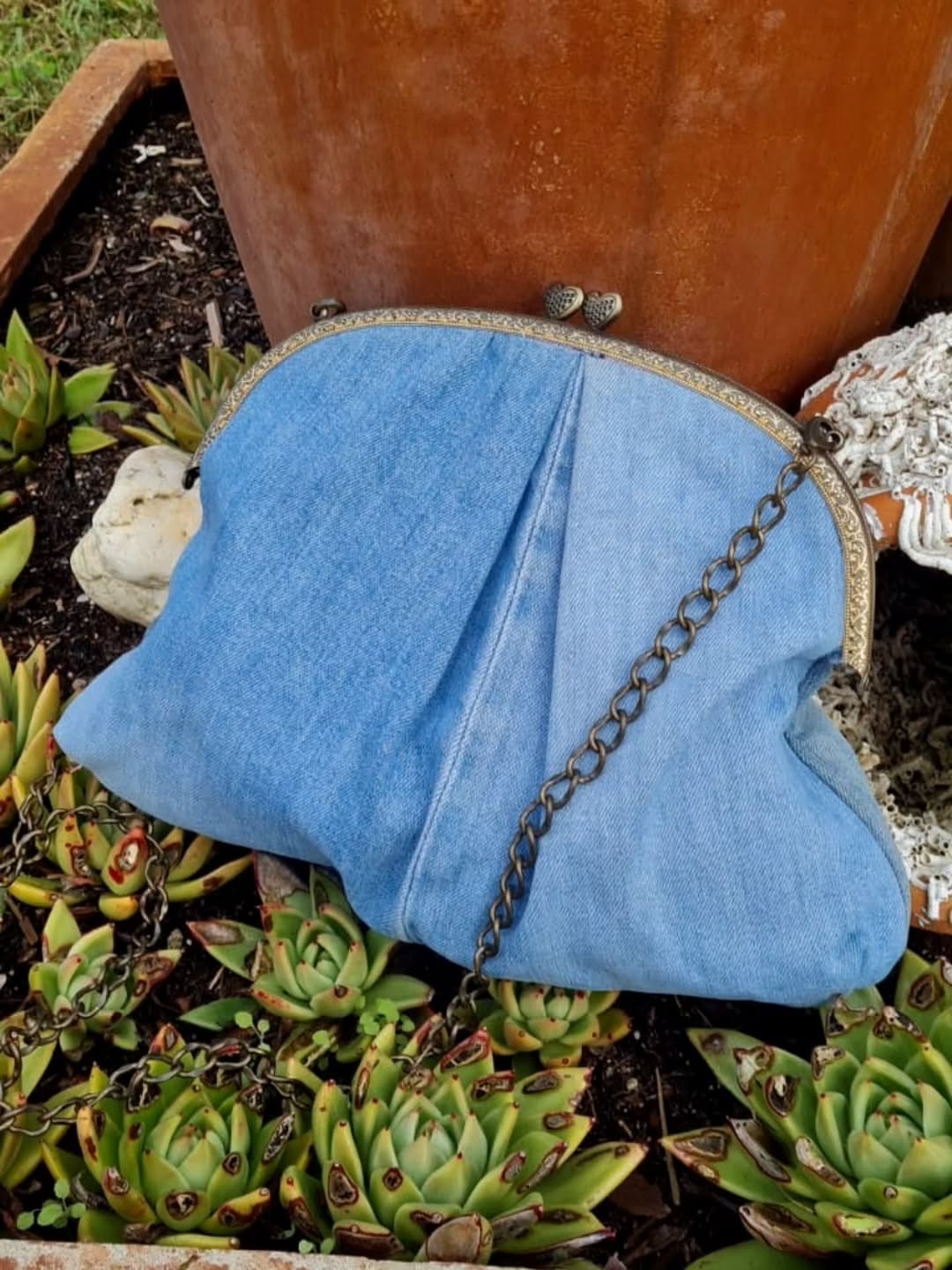 Bolso de boquilla vintage hecho con denim reciclado y cadena metálica