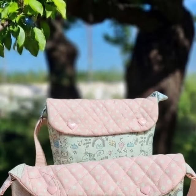 Bolsitos infantiles de patchwork acolchados con solapa rosa de lunares, botones de corazón y tela de unicornios